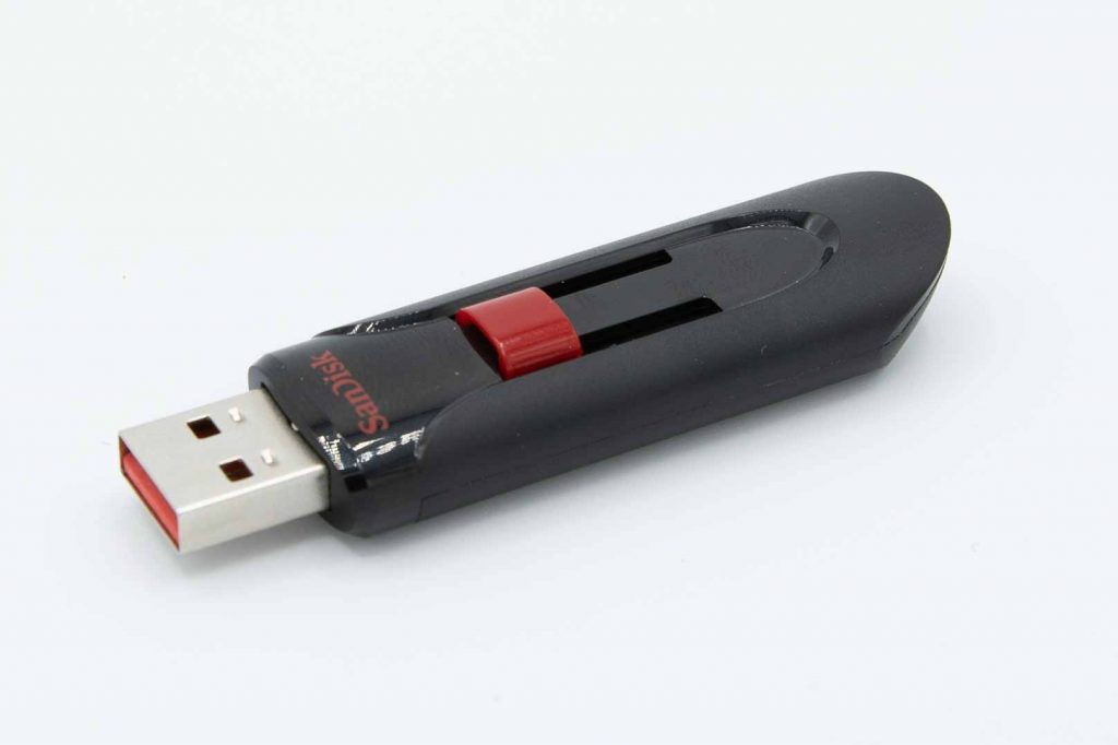 Bild eines silbernen USB-Flash-Speicher mit 64 GB Kapazität, USB 3.0 Schnittstelle