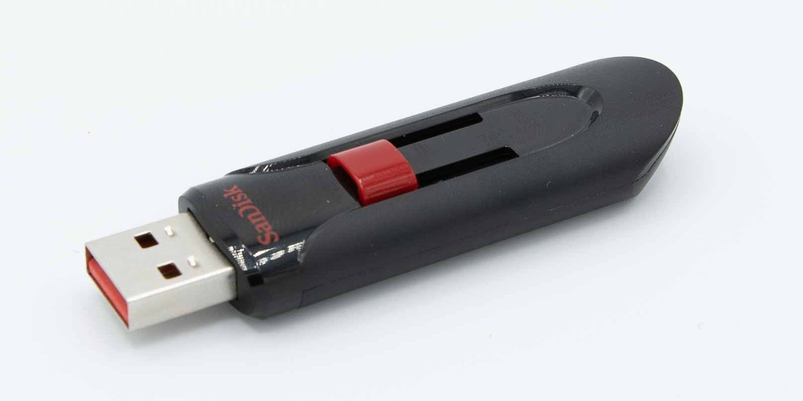 Bild eines silbernen USB-Flash-Speicher mit 64 GB Kapazität, USB 3.0 Schnittstelle