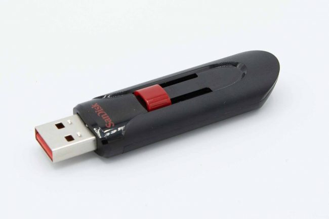 Bild eines silbernen USB-Flash-Speicher mit 64 GB Kapazität, USB 3.0 Schnittstelle