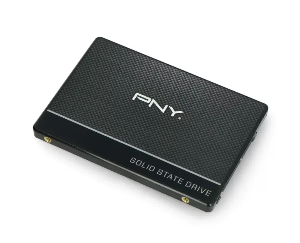 Schwarze PNY SSD CS900 Series 2.5 SATA III in weißem Hintergrund. (Datenrettung bei PITS)