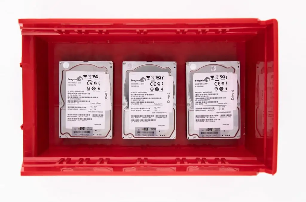 3 Seagate Festplatten in rotem Korb. Vorbereitung für Datenrettung